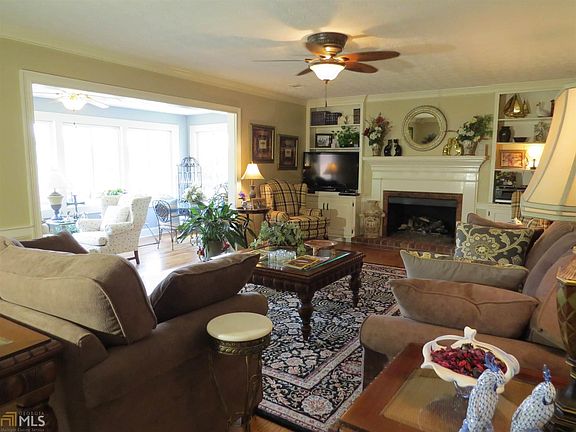 5th image of 607 Sugar Hill Ct SE