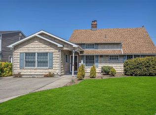 9 Target Ln, Levittown, NY 11756