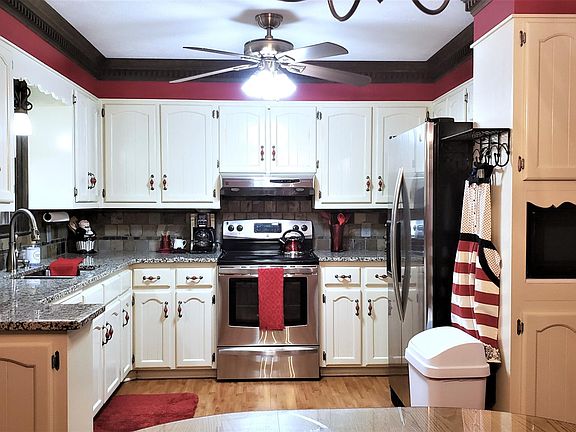 Lots of cabinetry in the kitchen, SS appliances, spacious granite counter tops, and a stylish slate backsplash makes this a perfect space to prepare your meals.