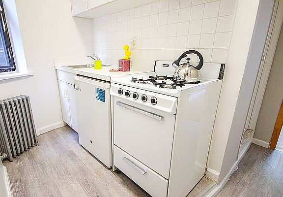 4th image of 110 E 7th St APT 11