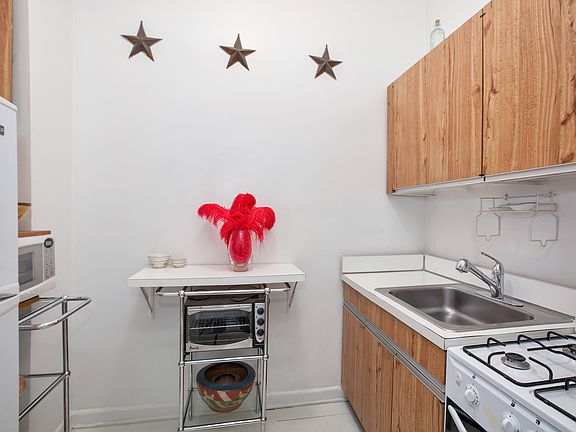 5th image of 330 E 83rd St APT La