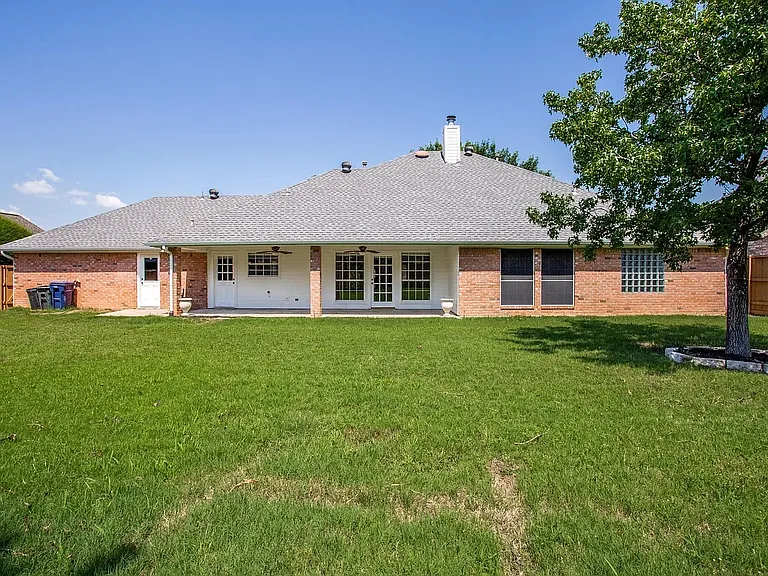 63 Remington Dr W — Photo 15