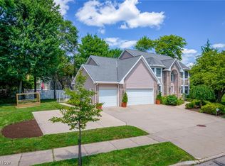 25471 Hilltop Dr, Beachwood, OH