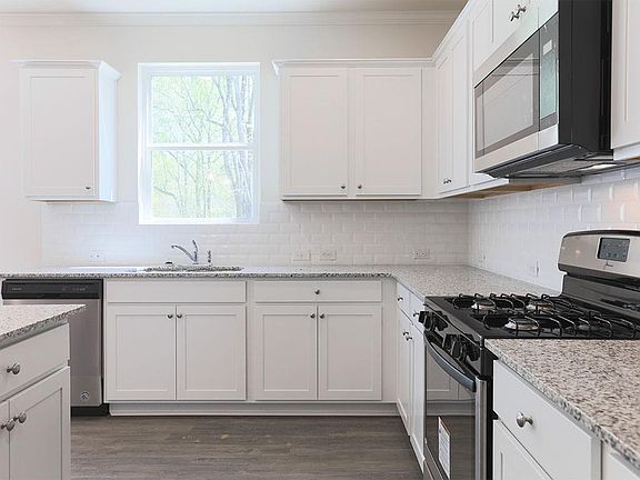 3rd image of 117 Fernbrook Trl