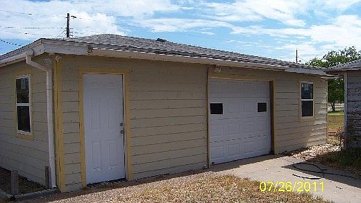 4th image of 301 E Sagebrush St