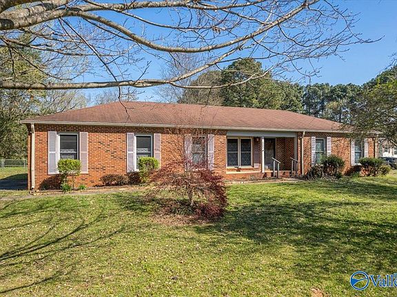 4th image of 4903 Fallbrook Cir