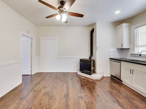 3rd image of 628 Waverly St #B