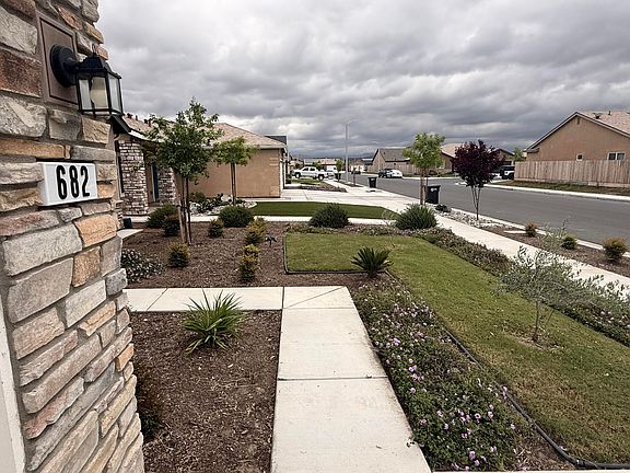 3rd image of 682 W Pin Oak Avenue