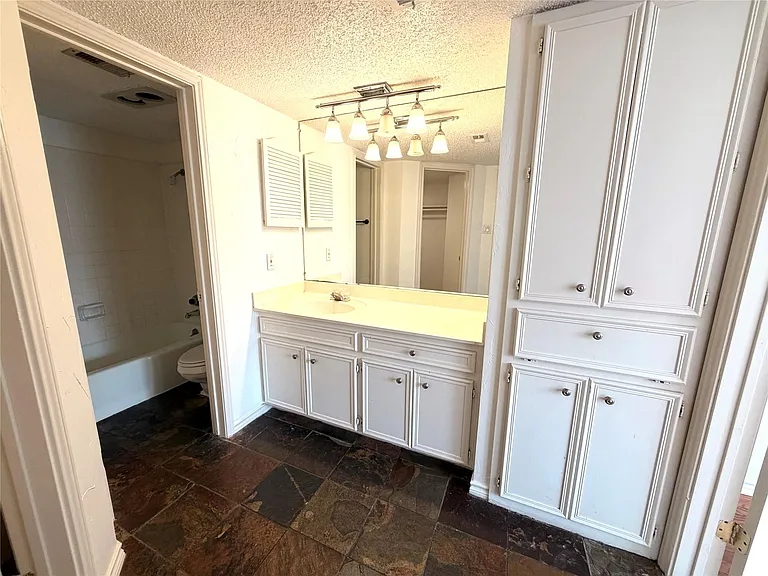 2508 W 12th St #304 — Photo 12