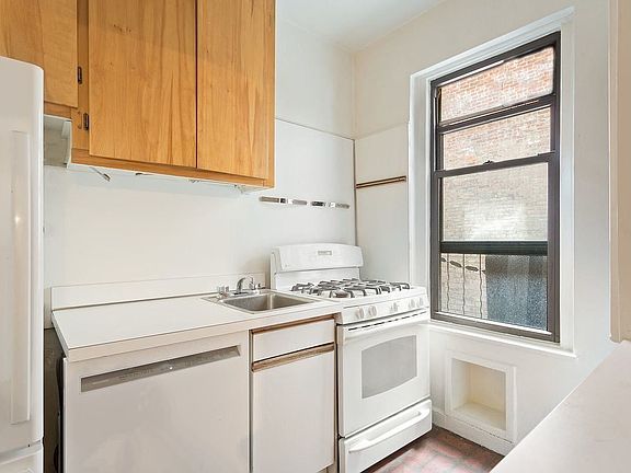 5th image of 166 E 92nd St APT 4A