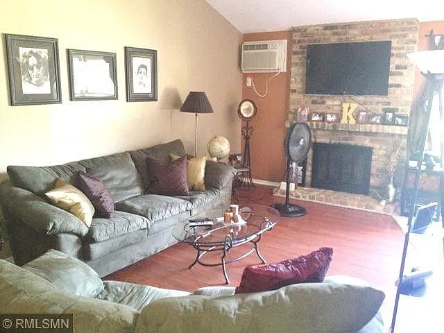 2 bed, 924 sqft, $1,600 — Photo 1