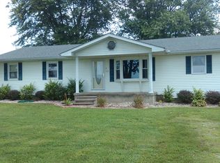 512 Cherrybark Ln, Flora, IL 62839