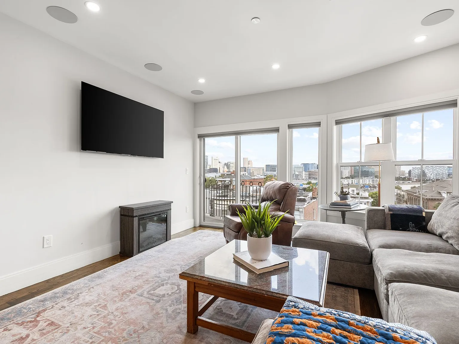 3 bed, 1315 sqft, $5,800 — Photo 4