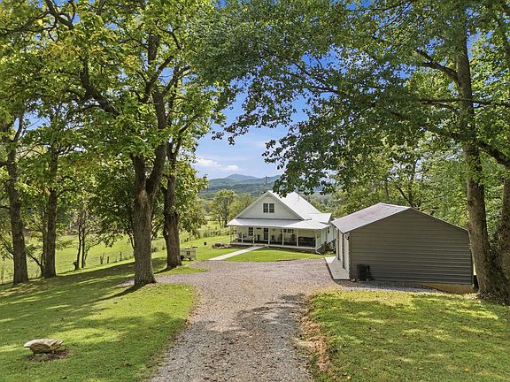 4th image of 1038 Jarrett Rd