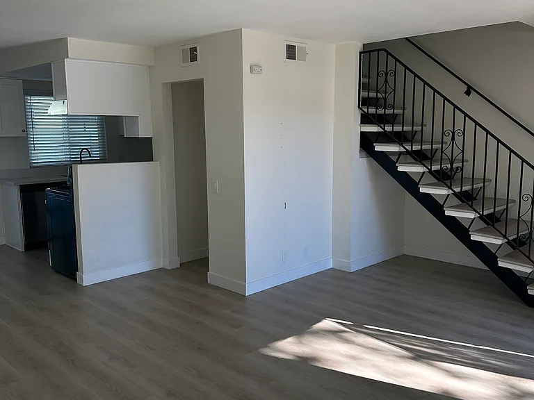 217 W Carroll Ave — Photo 3