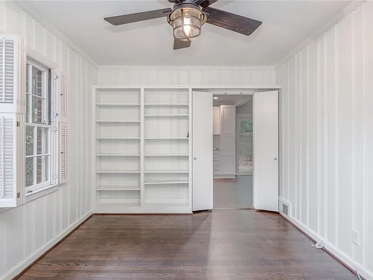 388 Lakemoore Dr NE — Photo 8
