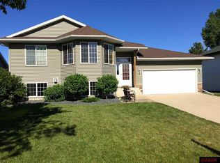 2007 Bunker Ln, Saint Peter, MN 56082