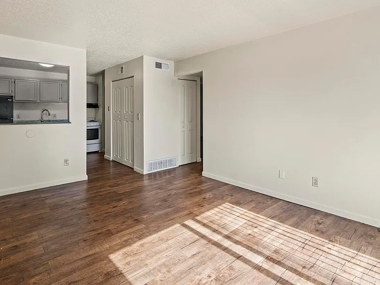 Westport Crossing Apartments — Photo 59