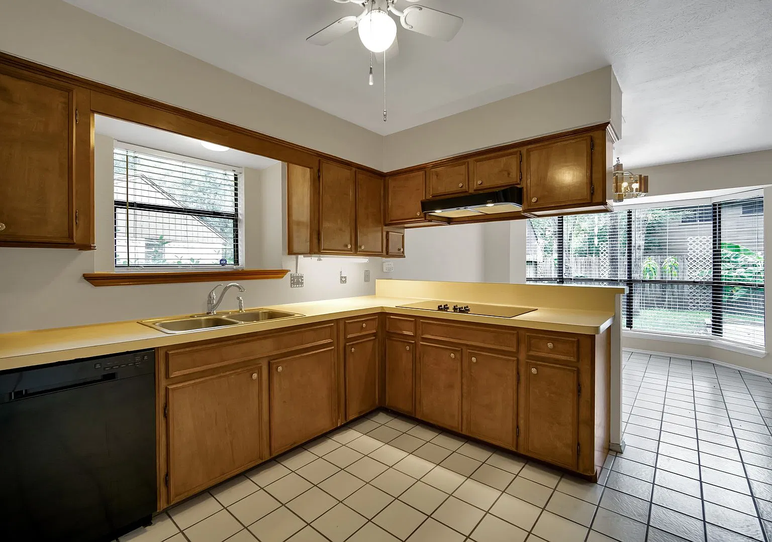 4 bedroom home conveniently located in The Woodlands — Photo 2