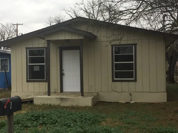 200 Nicholas St, Uvalde, TX 78801