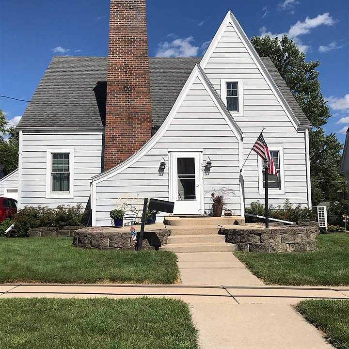 2nd image of 629 Wells St