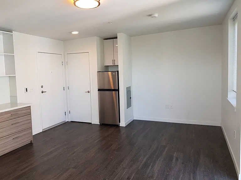 Hamilton- Your Bright, Modern City Home! — Photo 22