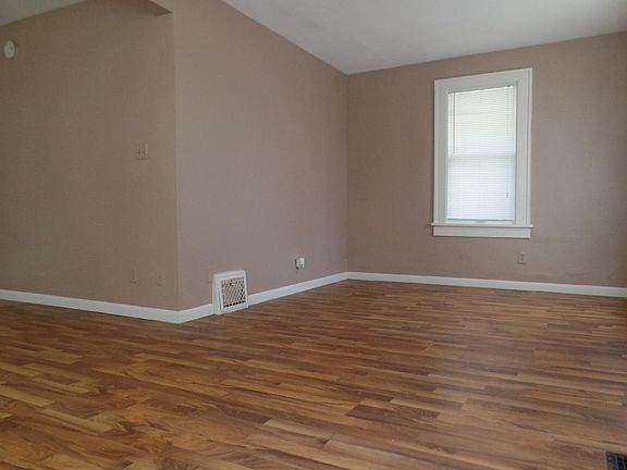 2nd image of 129 NE Rock Island Ave