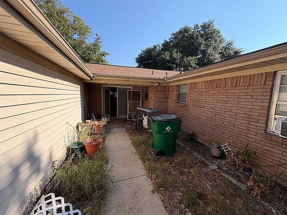 2nd image of 2121 Elton Rd