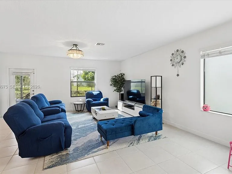 6018 Henderson Way — Photo 2