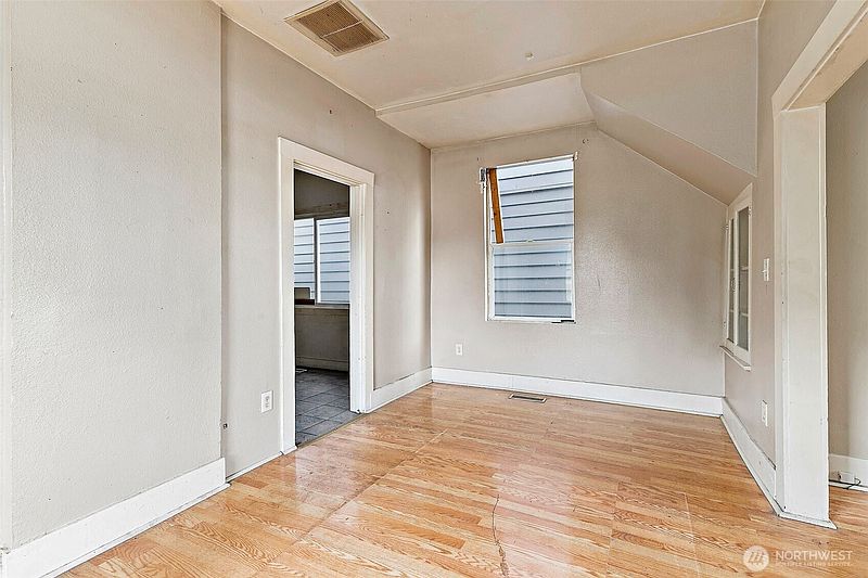 5th image of 2371 S Yakima Avenue