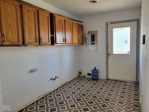 5th image of 153 White Oak Way