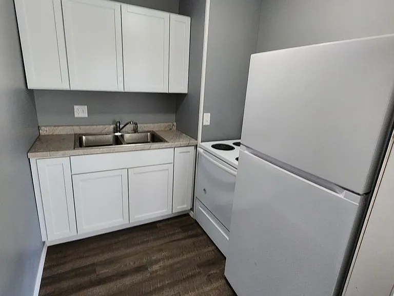 205 E Van Buren St — Photo 3