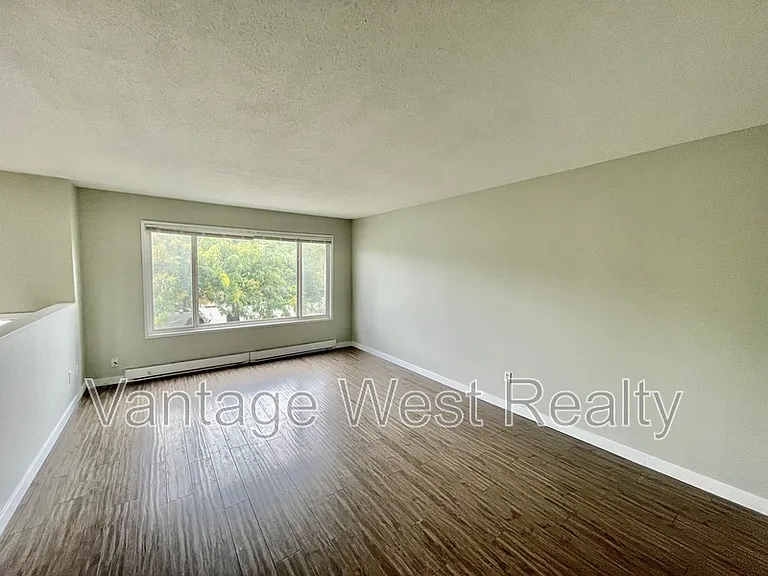 404 Hein Rd — Photo 7