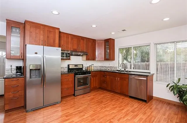 Kitchen/Dining Room Combo (Picture# 3)