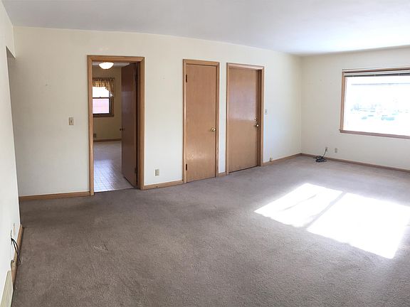 Living Room: 19-1/2' x 14'