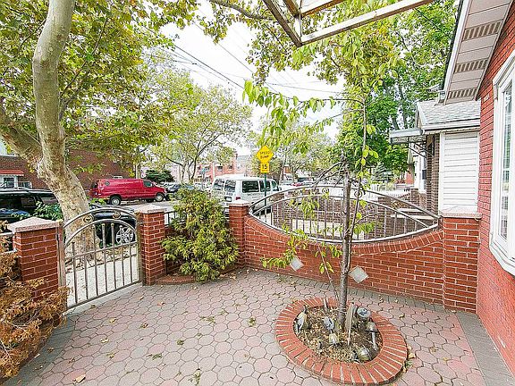 3rd image of 5807 Avenue