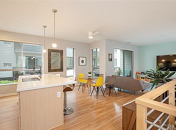 3rd image of 1427 N Prism Dr