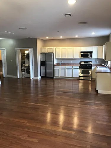 910 Main St #3B Photo 1