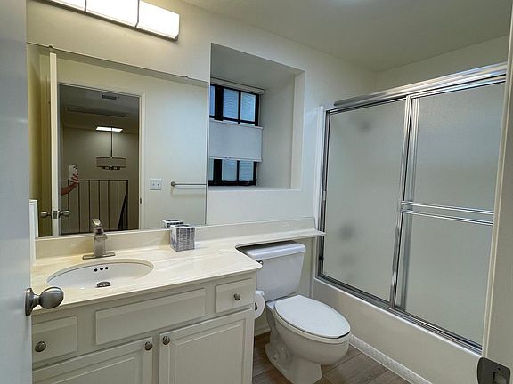 2nd image of 1122 Campbell St APT 1