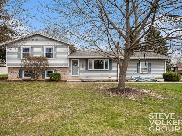 1841 Forest Lake Dr SE, Kentwood, MI 49546