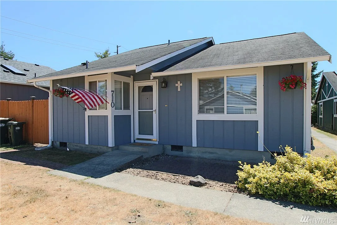 710 Salzburg Ln SE photo 1