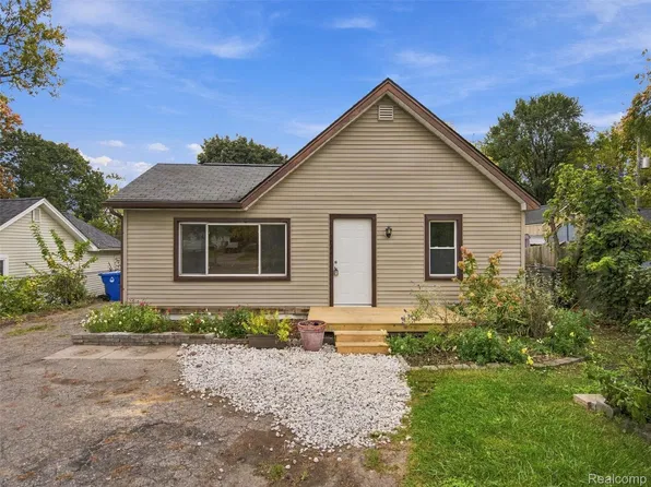 1044 Lakeview St, Waterford, MI 48328