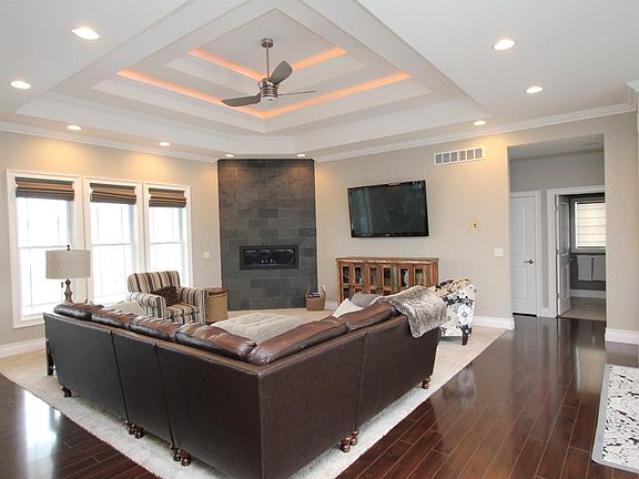 3rd image of 4400 Larned Cir