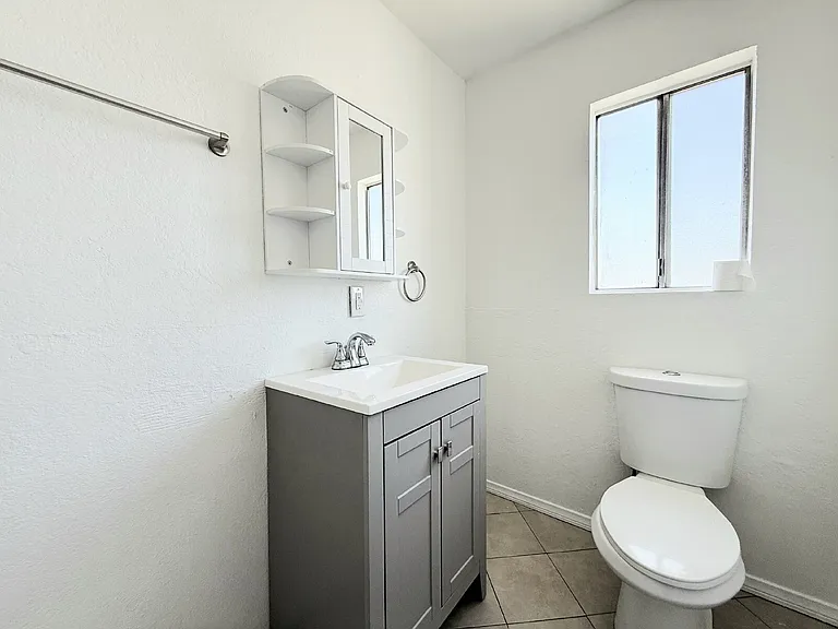 1343 W 36th St #4 — Photo 11