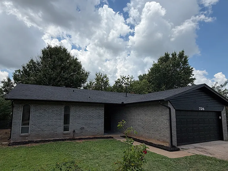 726 Garden Grv — Photo 1
