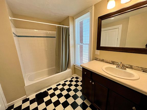 5th image of 825 10th St NW APT 1