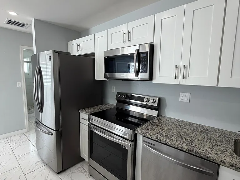 3210 SW 24th Ter — Photo 3