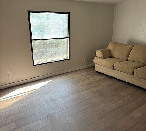 3rd image of 2910 Parklane Dr