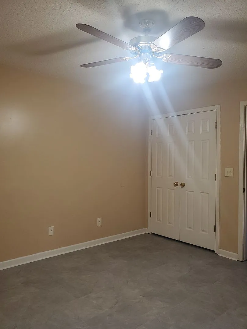 Henderson Road 8 Plex Apartments — Photo 2
