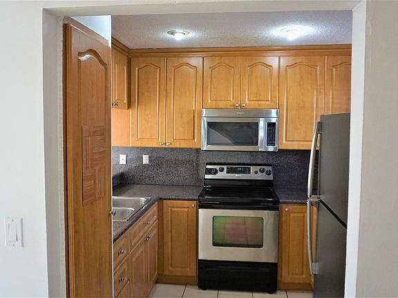Kitchen (e-Range, Microwave, Refrigerator, disposal)
